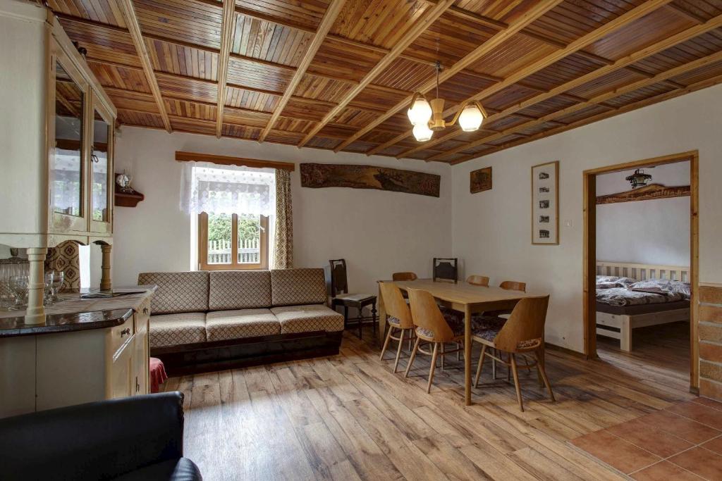 un soggiorno con un tavolo e un divano di Šumavská Chata a Volary
