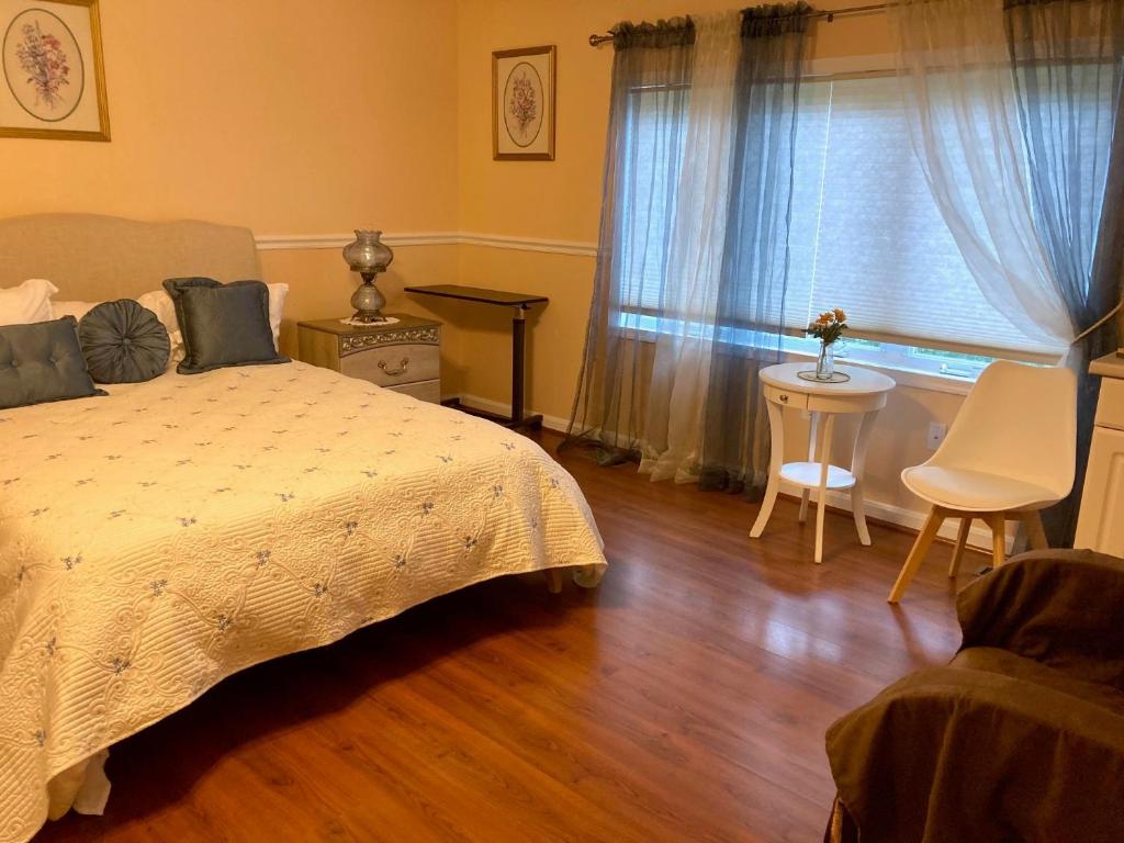 Purcellville Home - Queen Room With Garden View