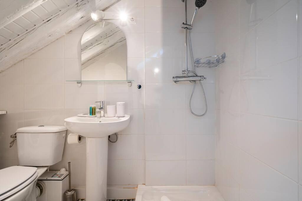 A bathroom at Zaragoza 9 Plaza Mayor