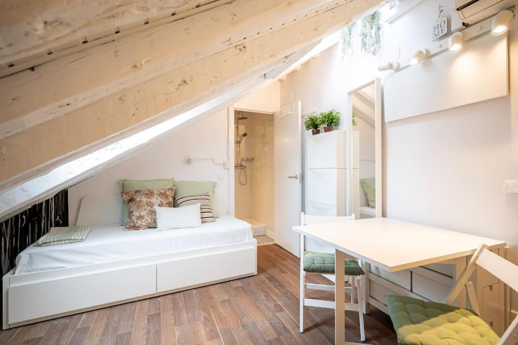 A bed or beds in a room at Zaragoza 9 Plaza Mayor