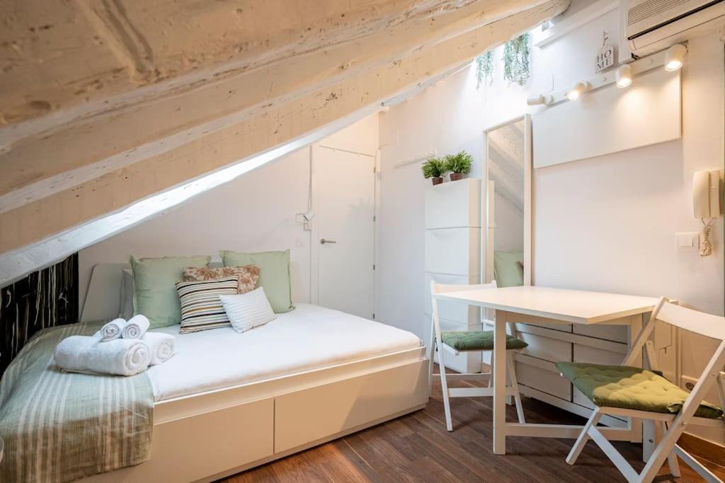 A bed or beds in a room at Zaragoza 9 Plaza Mayor