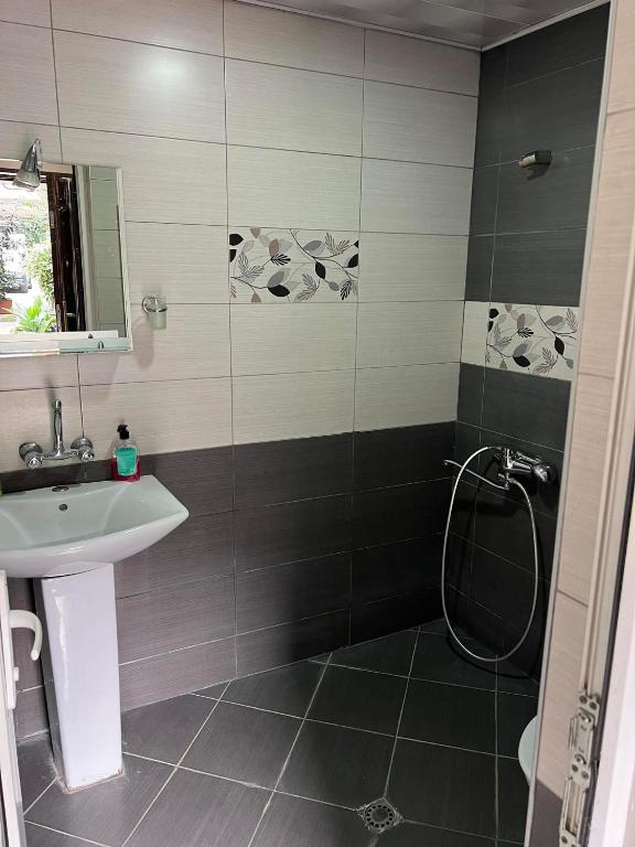 Koupelna v ubytování Apartments Lezzet
