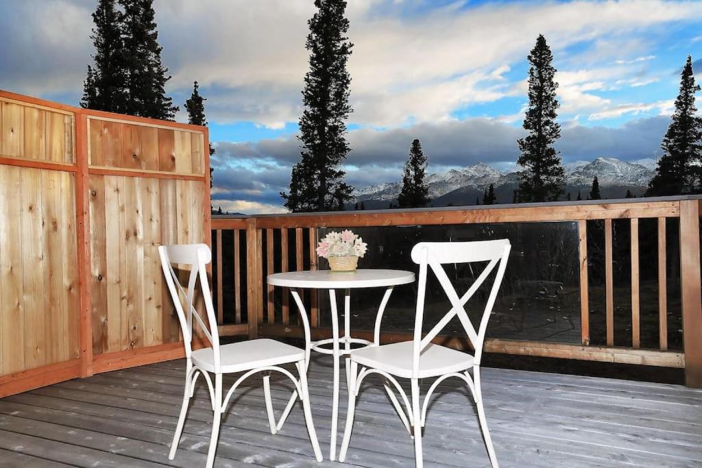 un patio avec deux chaises et une table sur une terrasse dans l'établissement Denali King Suite with Amazing Views, à Healy