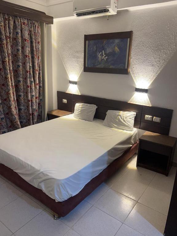 Postel nebo postele na pokoji v ubytování Mashrabiya Hotel