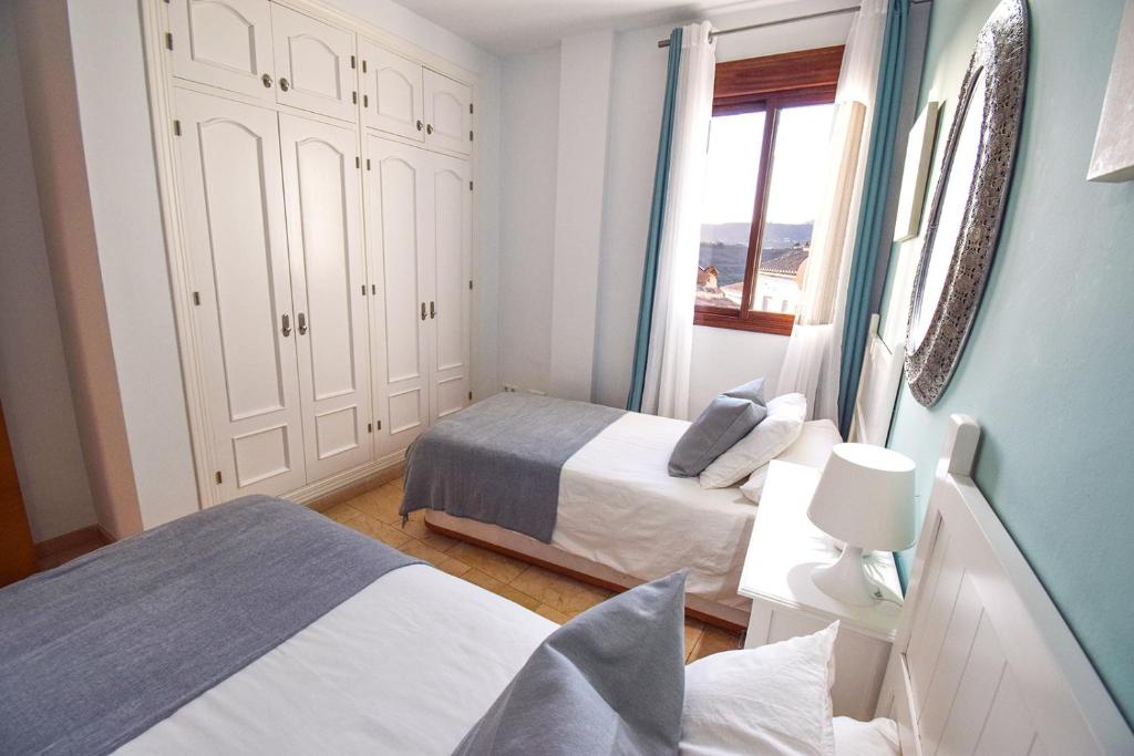 Łóżko lub łóżka w pokoju w obiekcie Penthouse 17A, Frigiliana 2 bedroom, Pool, Large Terrace and Amazing views in the center of Frigiliana HansOnHoliday Rentals