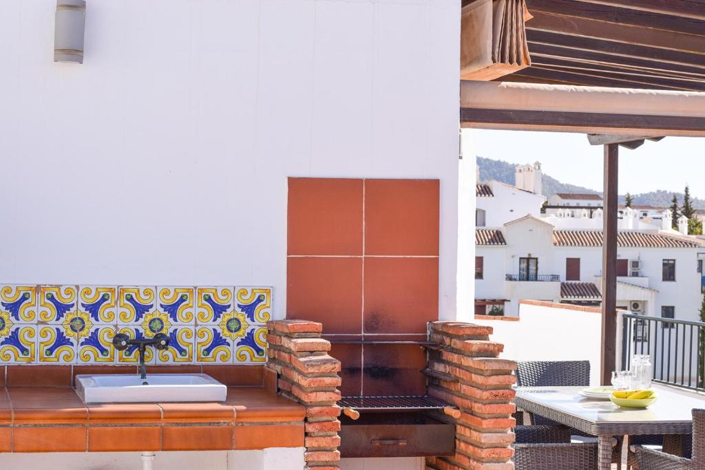 Balkon lub taras w obiekcie Penthouse 17A, Frigiliana 2 bedroom, Pool, Large Terrace and Amazing views in the center of Frigiliana HansOnHoliday Rentals