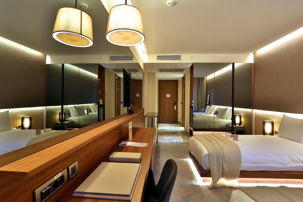 Uma área de estar em Dosso Dossi Hotels & SPA Downtown