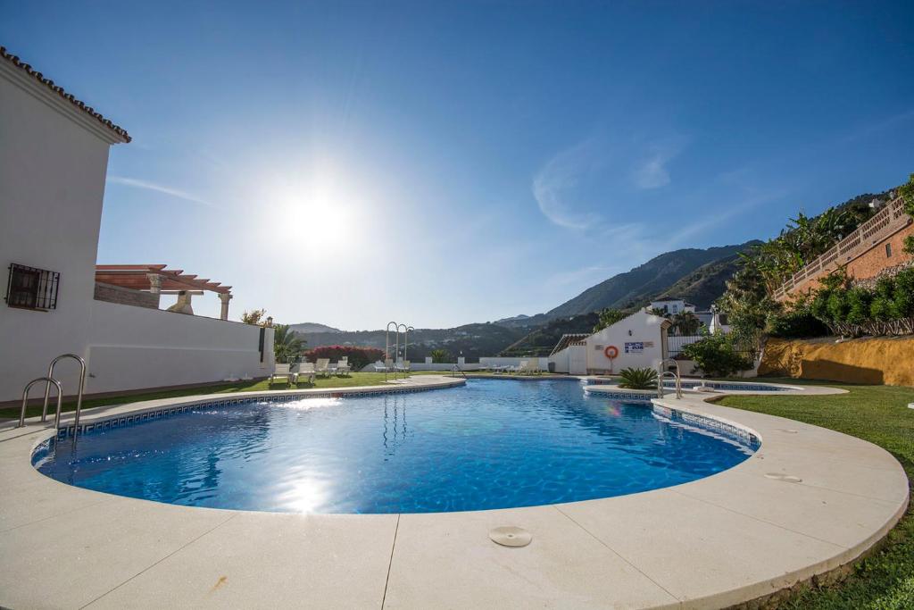 Basen w obiekcie Penthouse 17A, Frigiliana 2 bedroom, Pool, Large Terrace and Amazing views in the center of Frigiliana HansOnHoliday Rentals lub w pobliżu