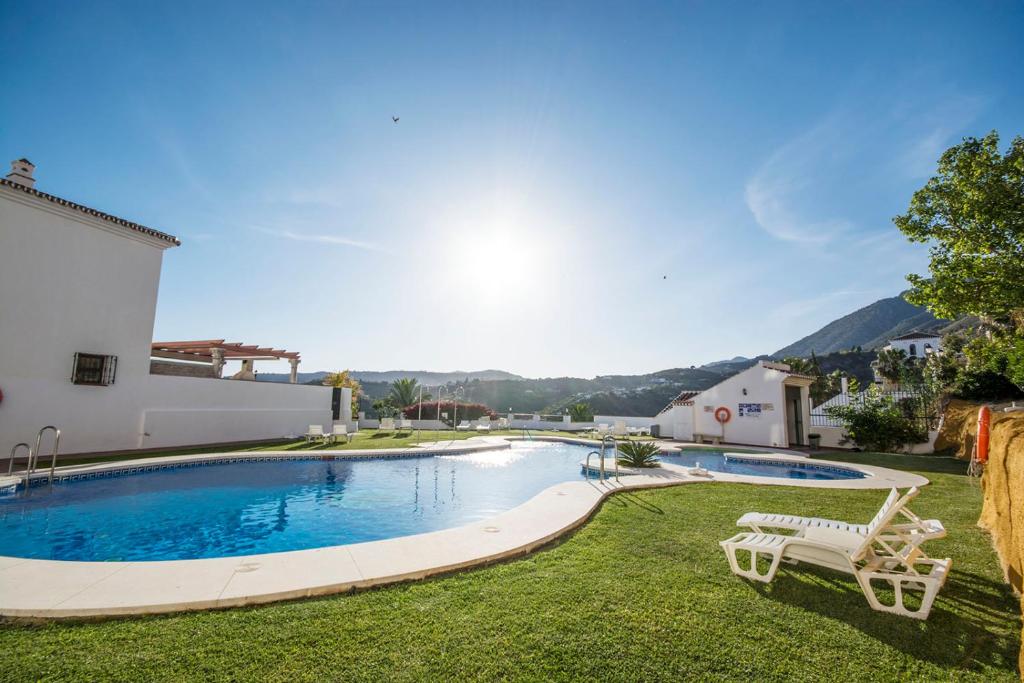 Basen w obiekcie Penthouse 17A, Frigiliana 2 bedroom, Pool, Large Terrace and Amazing views in the center of Frigiliana HansOnHoliday Rentals lub w pobliżu