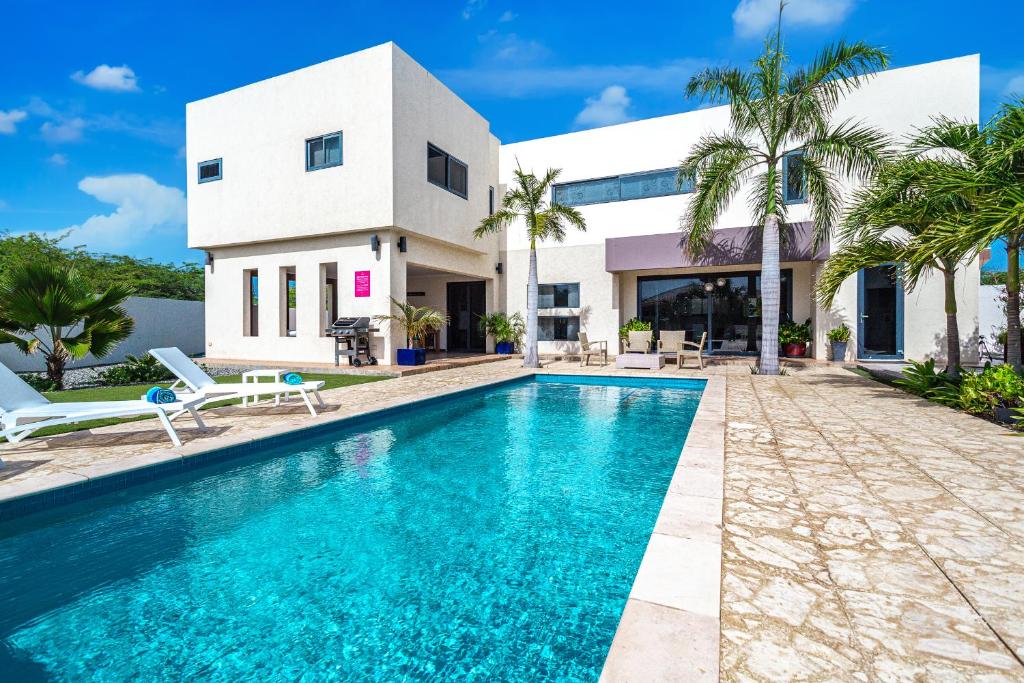 Swimmingpoolen hos eller tæt på Spectacular designer villa 5 star Luxury 6 Bedroom New