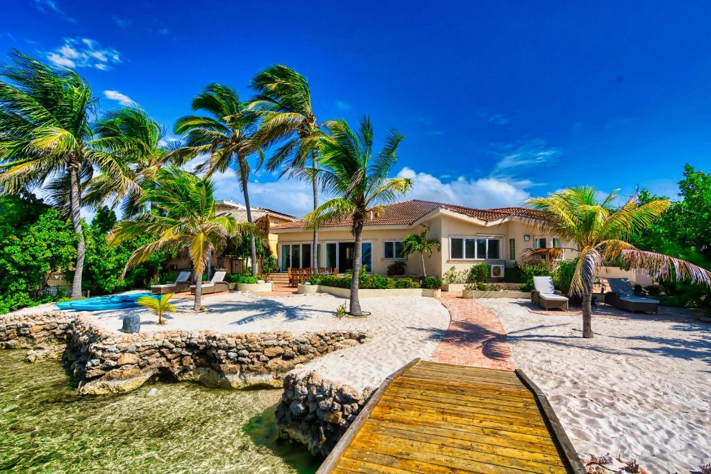 Κήπος έξω από το Private Beach Ocean Front Boat Dock Tiki Bar