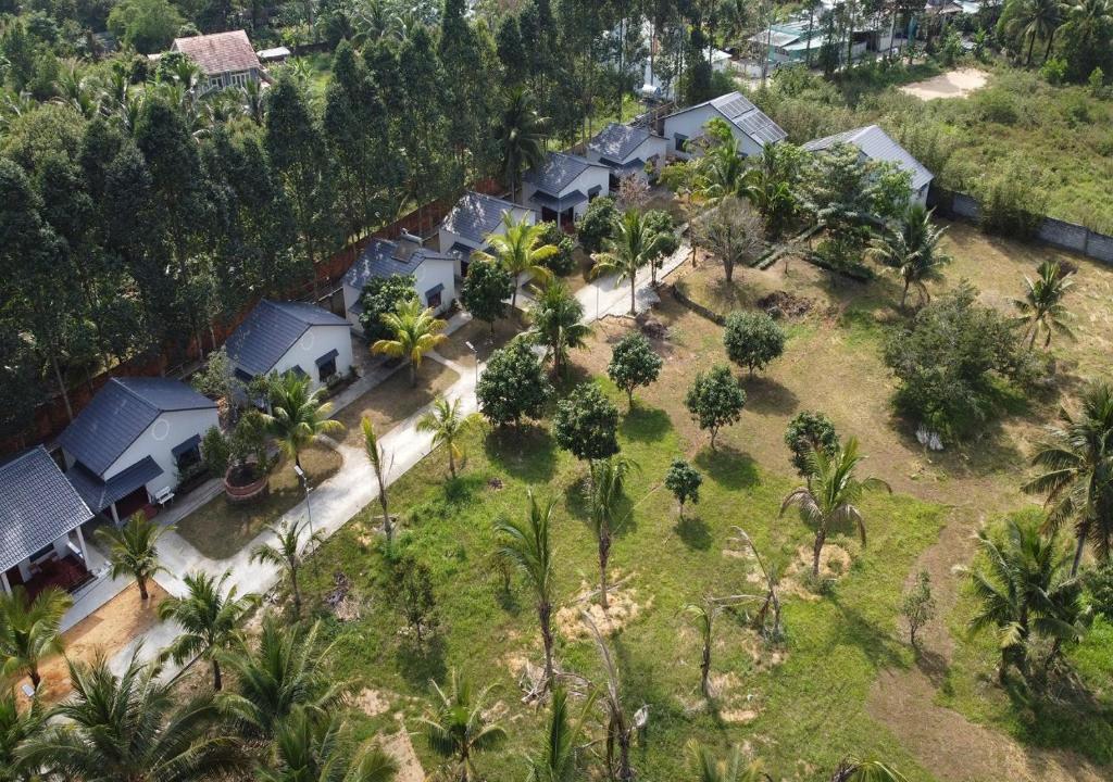 z góry widok na dom z palmami w obiekcie Bungalow VinaHouse w Duong Dong