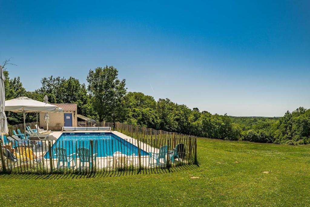 una valla alrededor de una piscina en un patio en Gites de Ponsillou, en Lavercantière