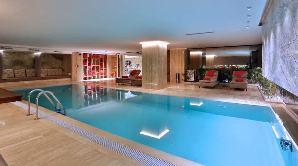 A piscina localizada em Dosso Dossi Hotels & SPA Downtown ou nos arredores