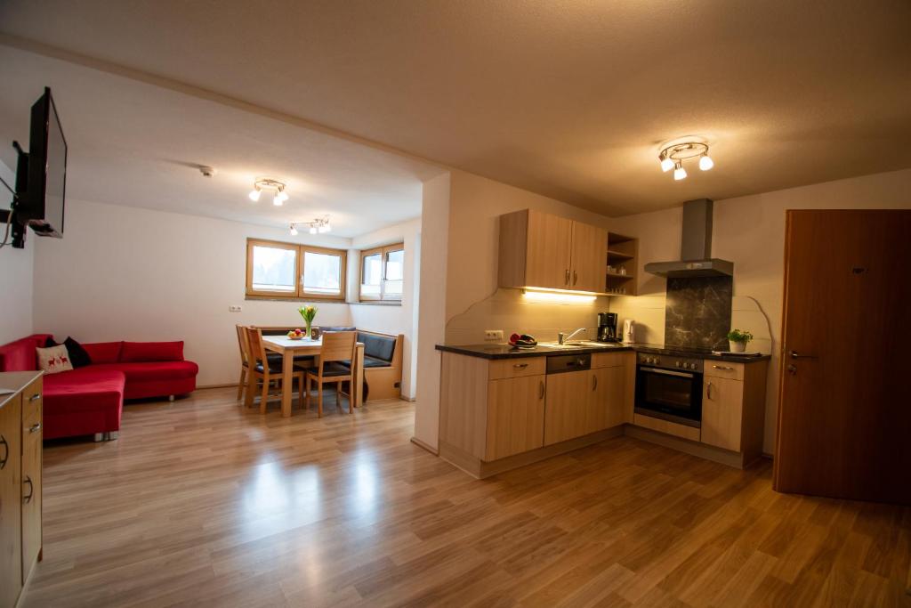 Kuchyň nebo kuchyňský kout v ubytování Haus Raggl