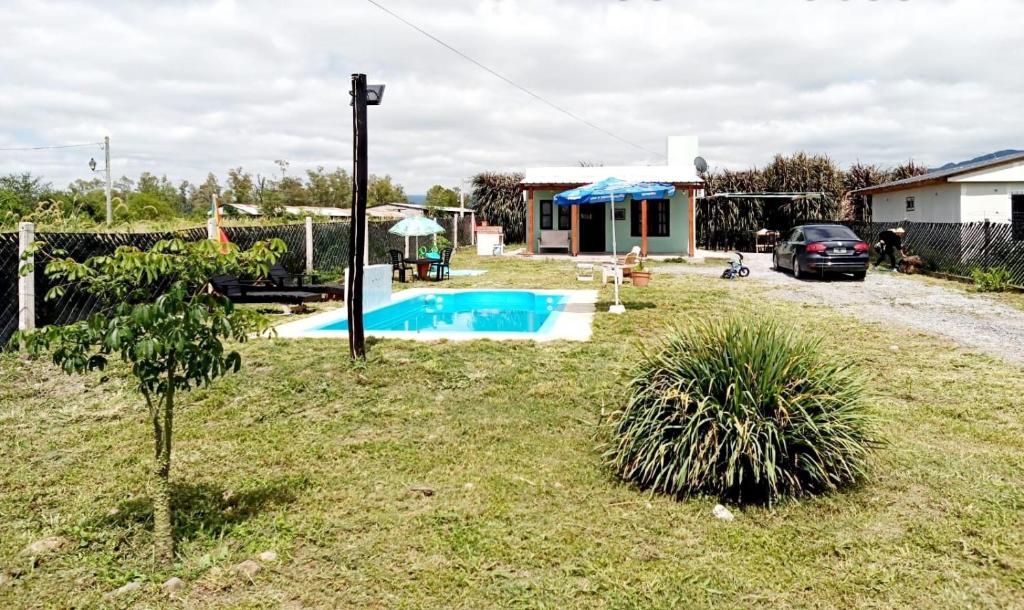 un patio con piscina y una casa en La Retoña en Cerrillos