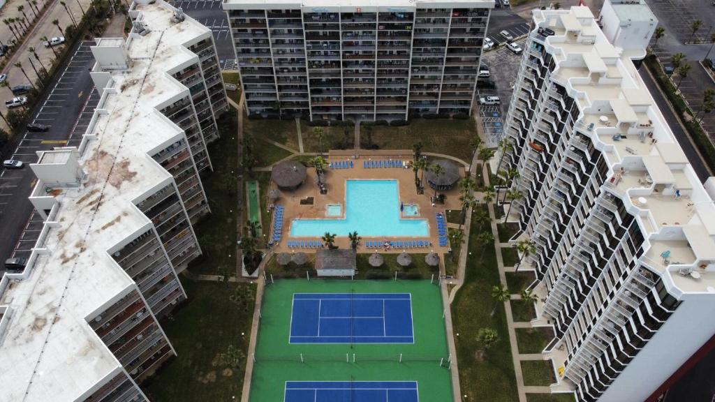 una vista aérea de un complejo de apartamentos con pista de tenis en Saida 3-206, en South Padre Island