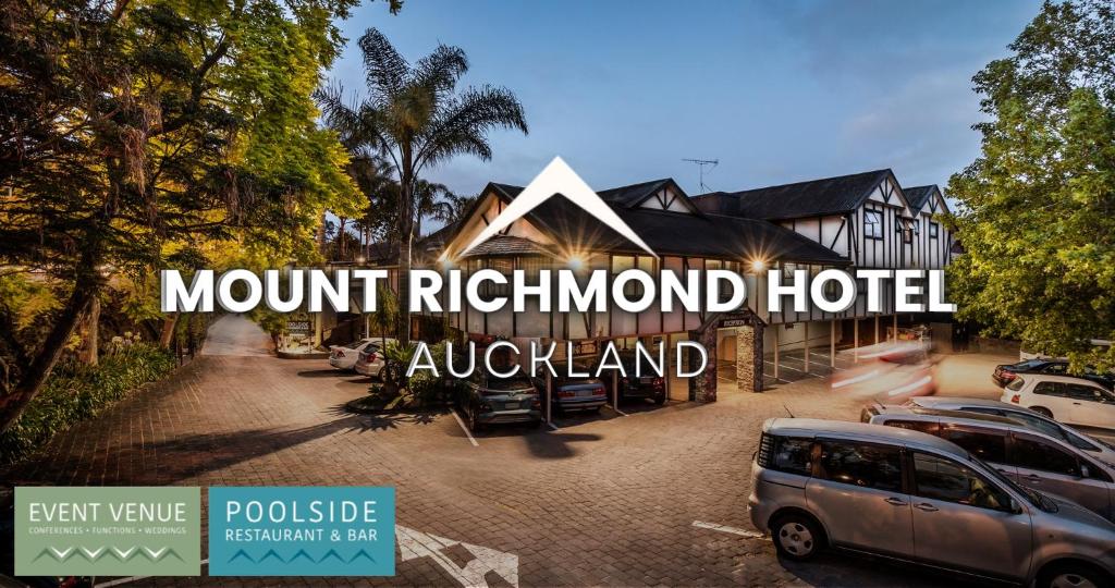 una señal para un hotel ridículo montado en un estacionamiento en Mount Richmond Hotel, en Auckland