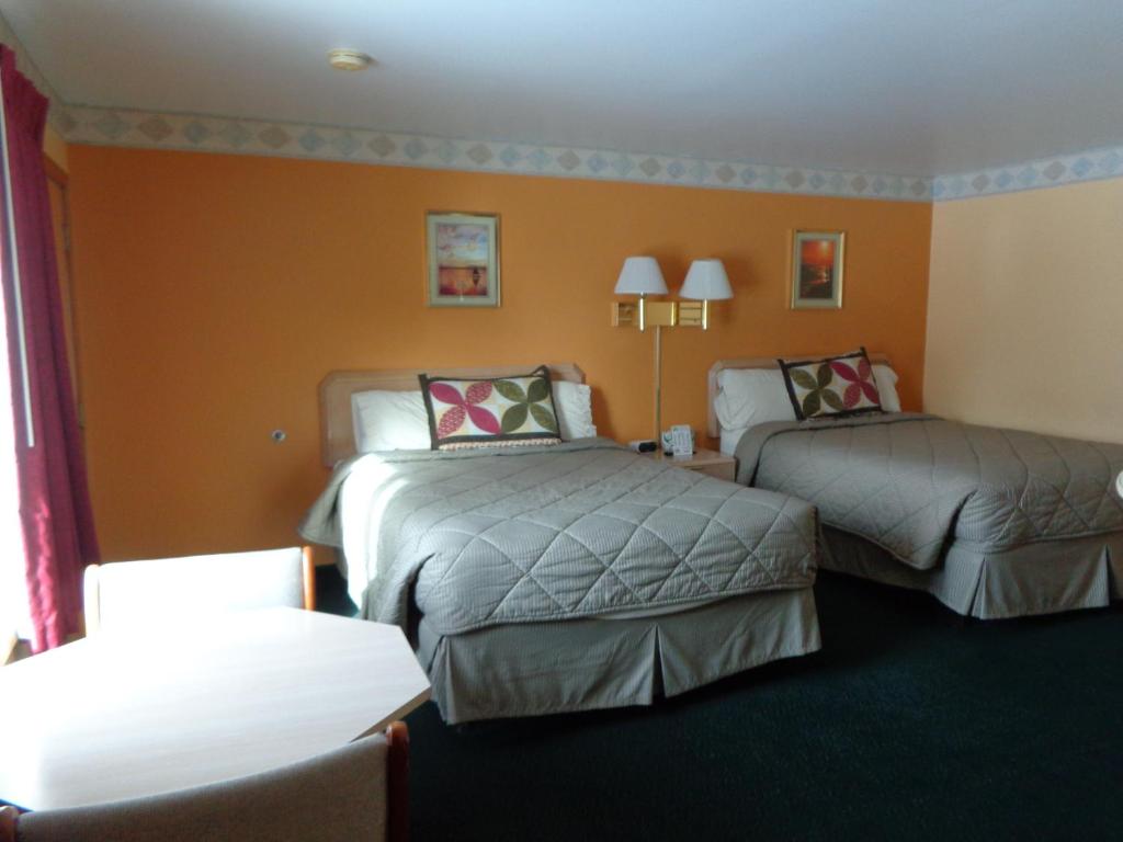 um quarto de hotel com duas camas num quarto em Western Motel em Gunnison