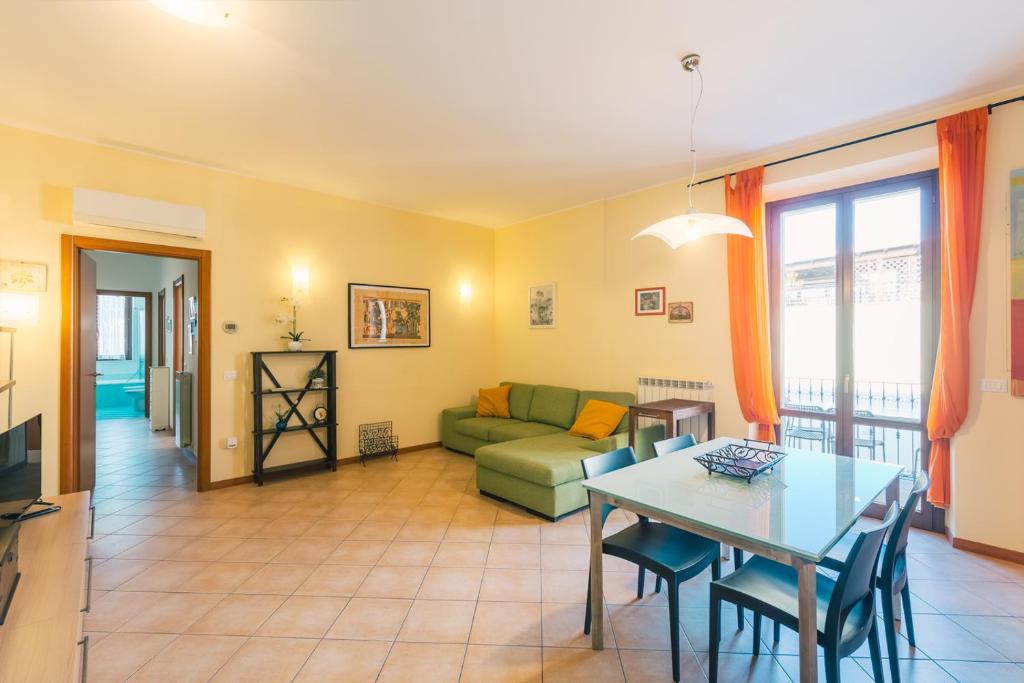 salon ze stołem i kanapą w obiekcie Appartamento Prima Fila Mare , La Vecchia Chiesa w mieście Marotta