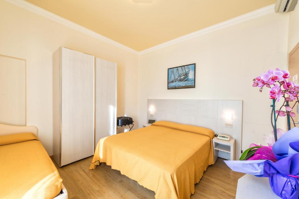 Łóżko lub łóżka w pokoju w obiekcie Hotel Corinna