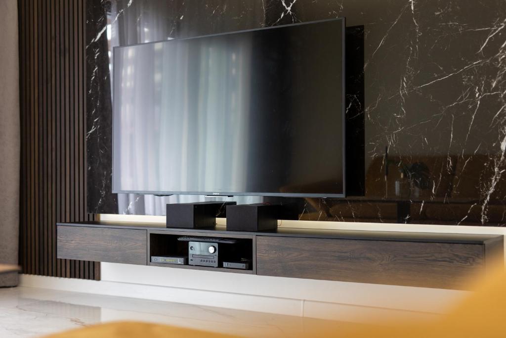Televízia a/alebo spoločenská miestnosť v ubytovaní Holiday apartment Capeta