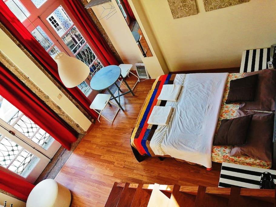 ein Schlafzimmer mit einem Bett und einem Sofa in einem Zimmer in der Unterkunft Sir Manuel Guest House - Unidade Centro Histórico in Braga