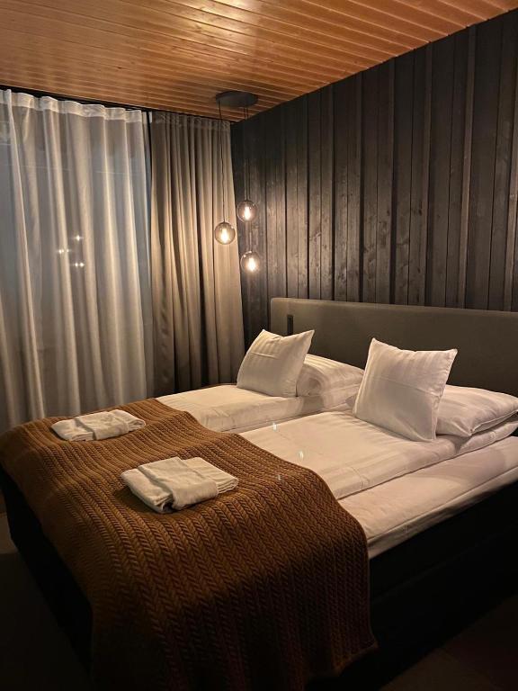 Een bed of bedden in een kamer bij Wilderness Hotel Muotka & Igloos