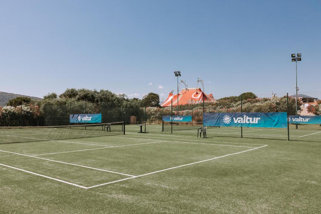 Tenis a/nebo squash v ubytování Valtur Baia dei Pini nebo okolí