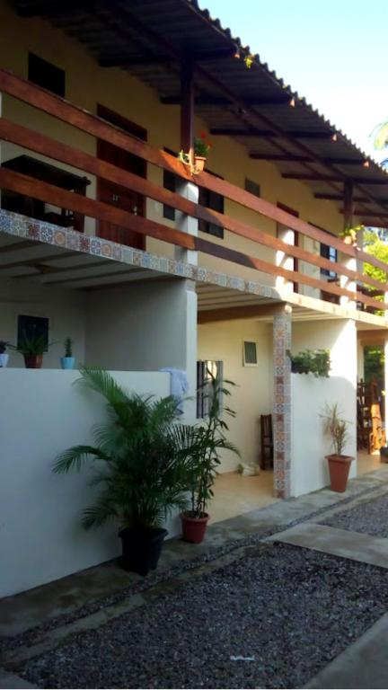 uma casa com dois vasos de plantas em frente em Hospedaria Recanto dos Pássaros em Morretes