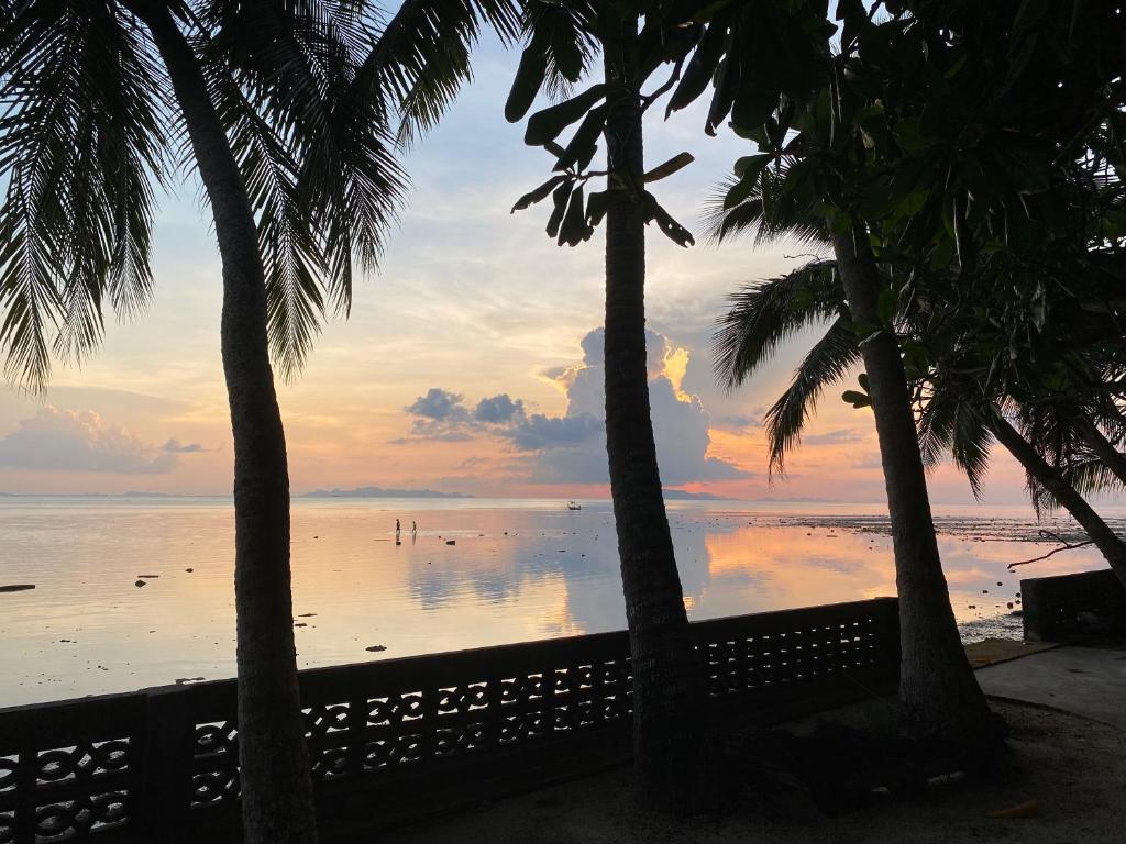 サムイ島にあるBoon Heritage House Koh Samuiのヤシの木が植わるビーチから海の景色を望めます。