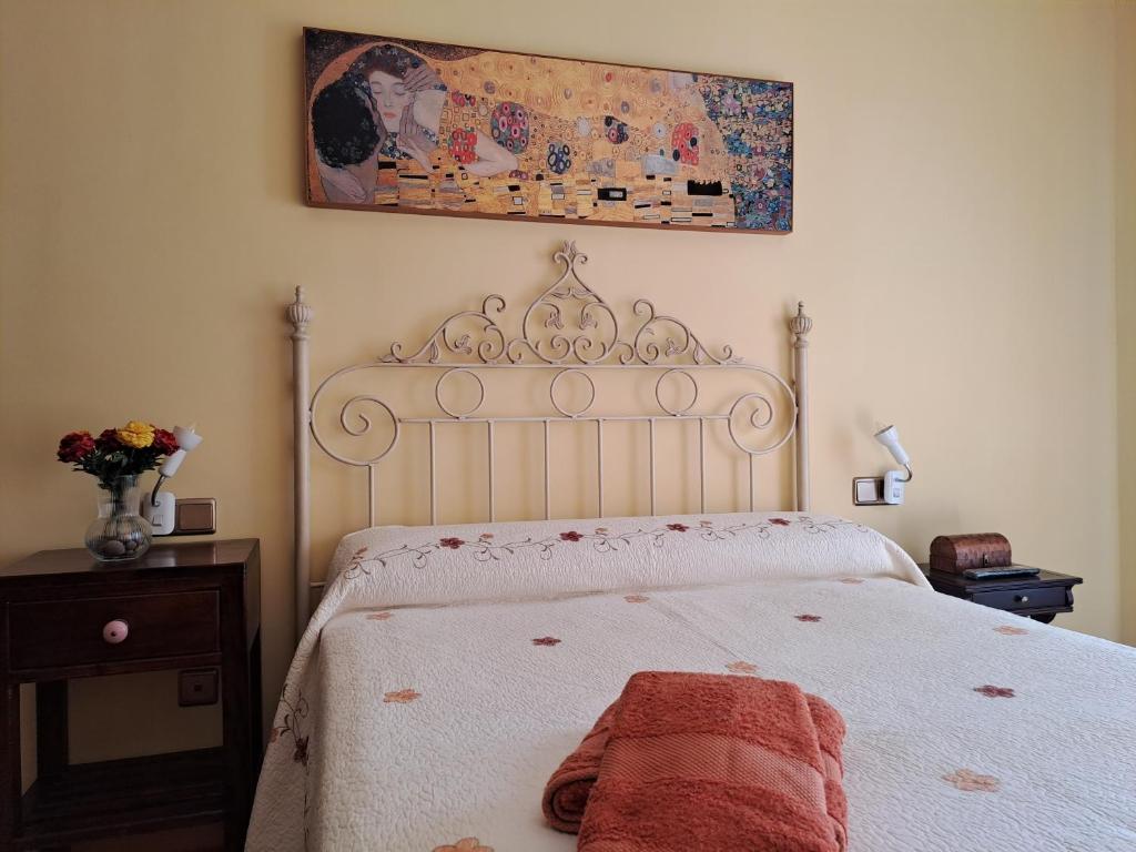 1 dormitorio con 1 cama con colcha blanca en Los Prados - HUCA Oviedo - Parking gratuito, en Oviedo