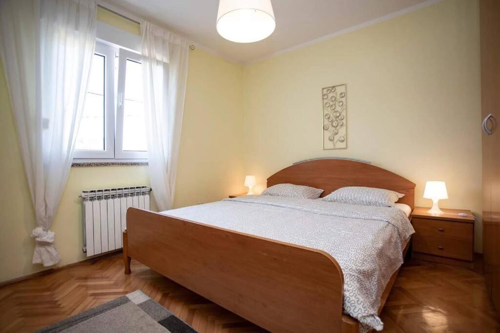 Posteľ alebo postele v izbe v ubytovaní Apartments Villa Leylandia