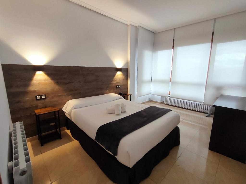 Postel nebo postele na pokoji v ubytování Hotel Artxanda Bilbao, Parking Gratuito en el Exterior Junto al Hotel