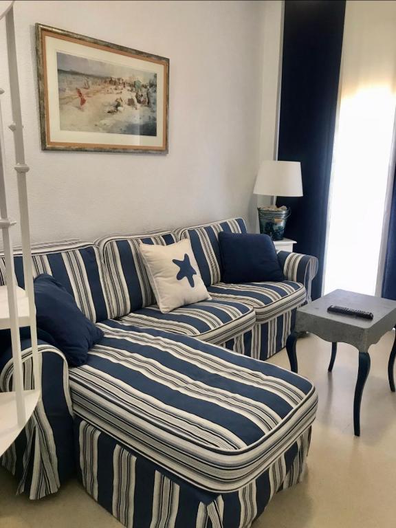 A seating area at Apartamento DUPLEX CRUZ DEL MAR