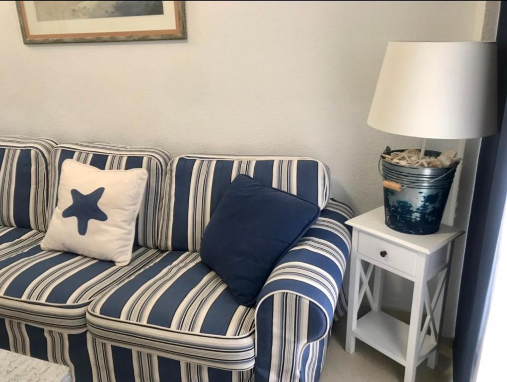 A seating area at Apartamento DUPLEX CRUZ DEL MAR