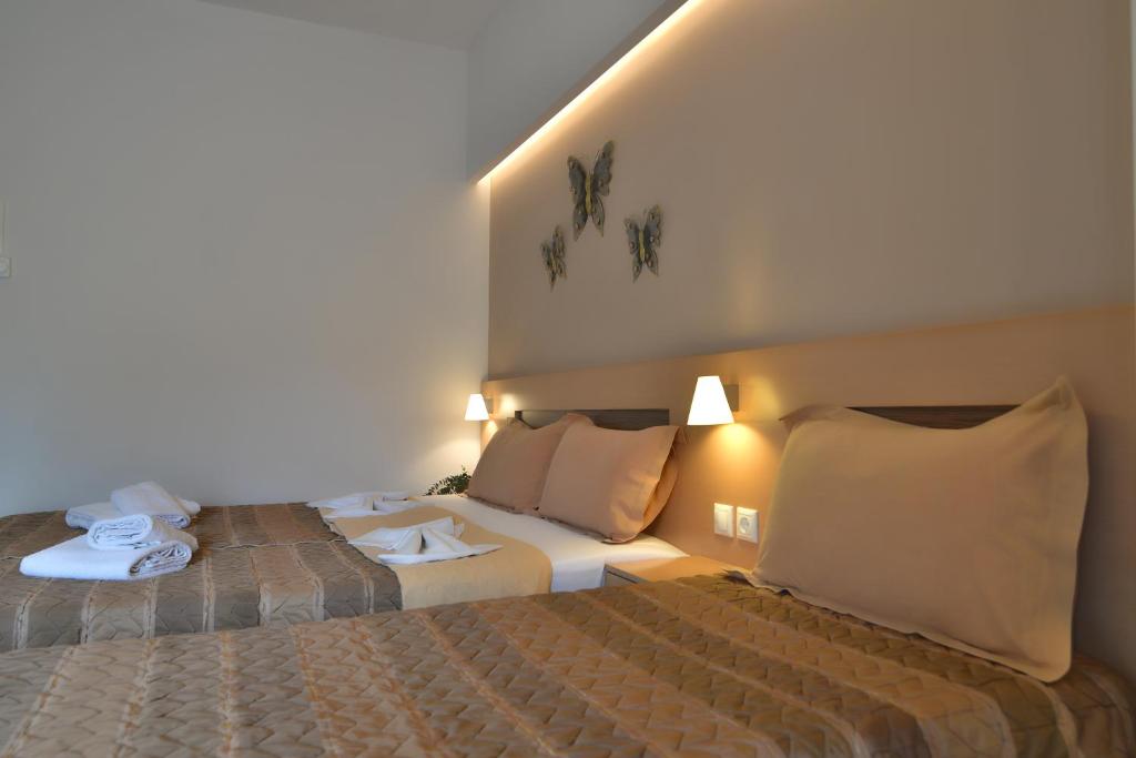 Postel nebo postele na pokoji v ubytování Aigli Rooms