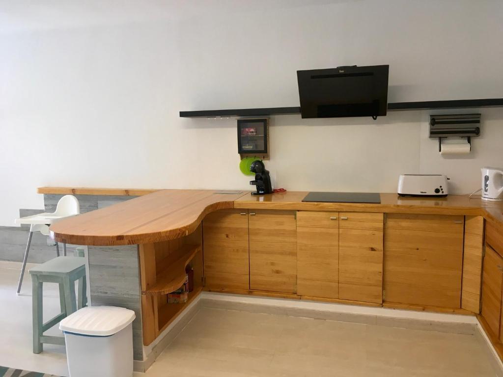 TV a/nebo společenská místnost v ubytování spazioso e incantevole, funzionale, Wi-Fi, AC, patio, piscina condivisa