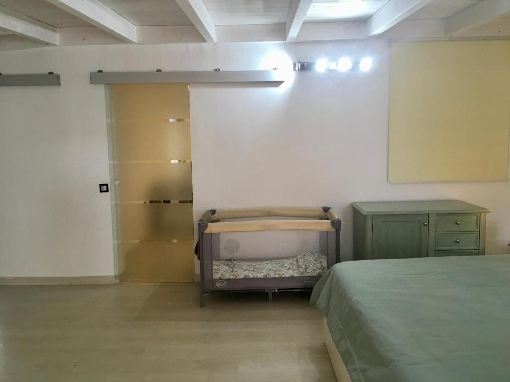 Postel nebo postele na pokoji v ubytování spazioso e incantevole, funzionale, Wi-Fi, AC, patio, piscina condivisa