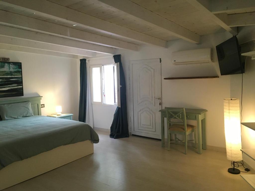 Postel nebo postele na pokoji v ubytování spazioso e incantevole, funzionale, Wi-Fi, AC, patio, piscina condivisa