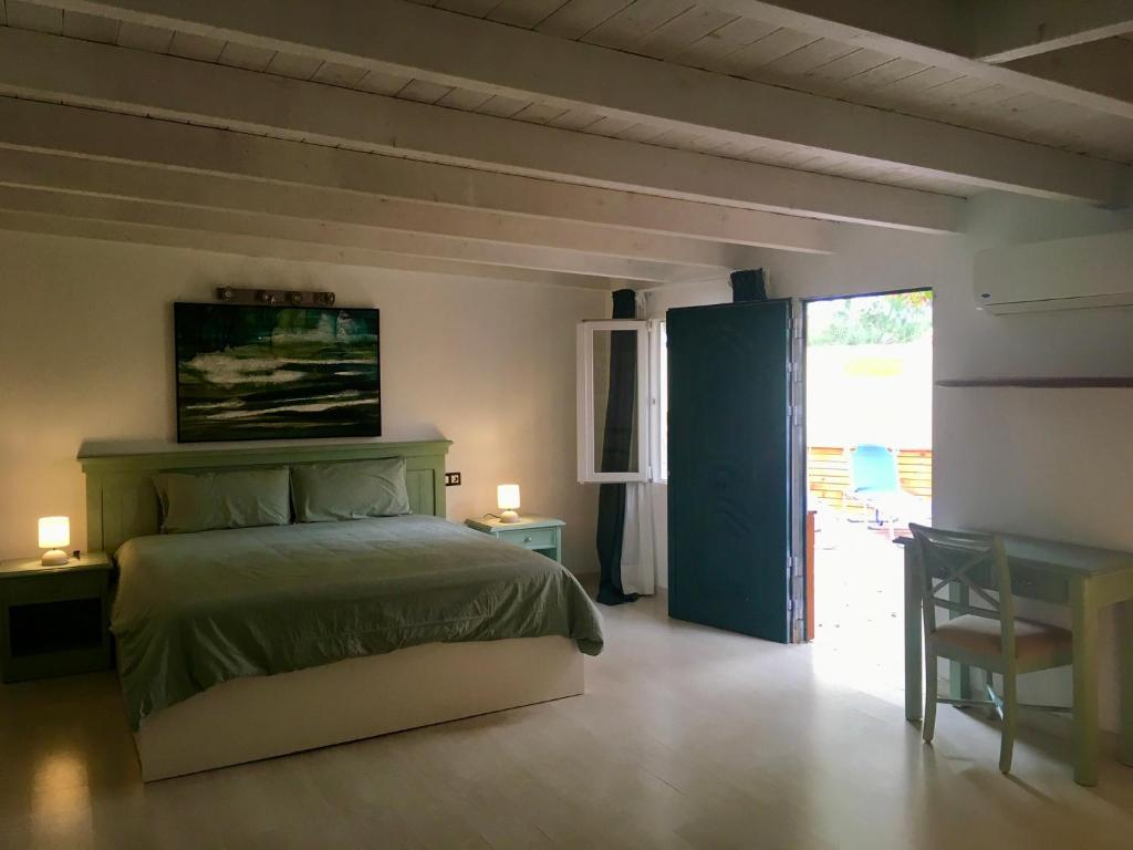 Postel nebo postele na pokoji v ubytování spazioso e incantevole, funzionale, Wi-Fi, AC, patio, piscina condivisa