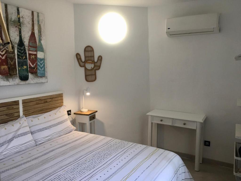 Postel nebo postele na pokoji v ubytování spazioso e incantevole, funzionale, Wi-Fi, AC, patio, piscina condivisa