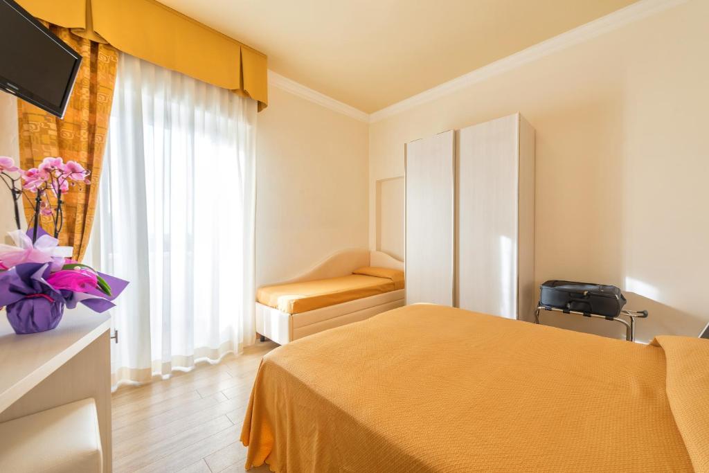 Łóżko lub łóżka w pokoju w obiekcie Hotel Corinna