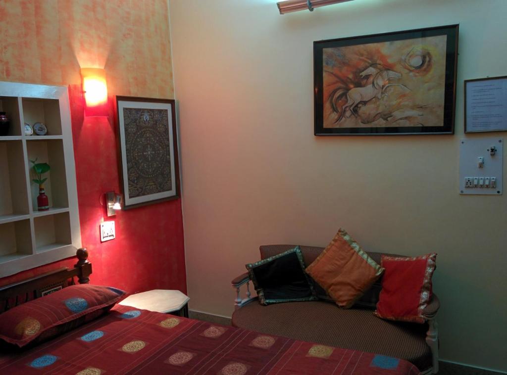 Postel nebo postele na pokoji v ubytování Delhi Bed and Breakfast