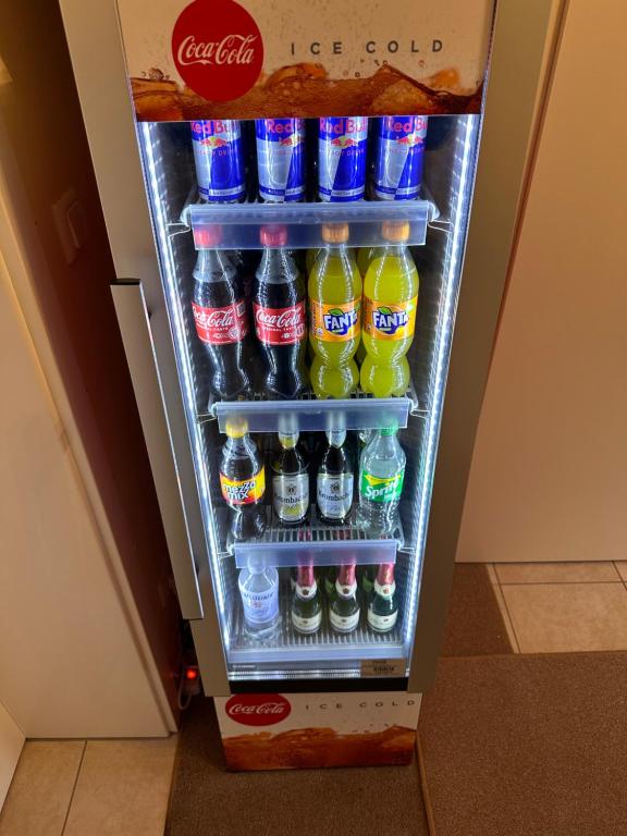 einem Kühlschrank mit vielen Flaschen Soda in der Unterkunft Haus Hotel & Pension am Birnengarten in Magdeburg