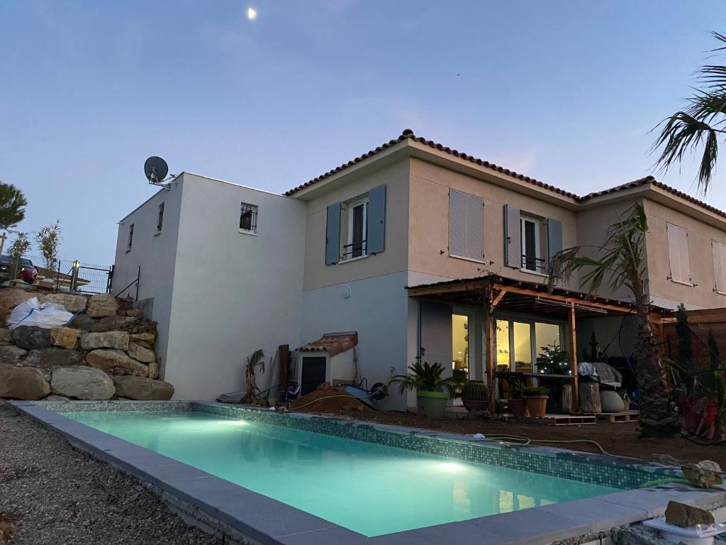 uma casa com uma piscina em frente em Roquebrune Golfs Plages em Roquebrune-sur-Argens