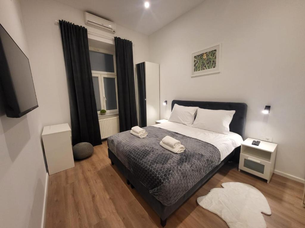 een slaapkamer met een bed met twee handdoeken erop bij Studio apartman Luka in Zagreb