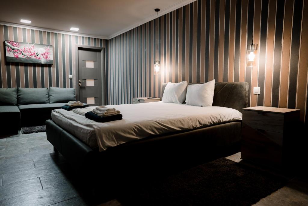 una camera d'albergo con un letto e un divano di Mavie Apartment Boutique a Bucarest