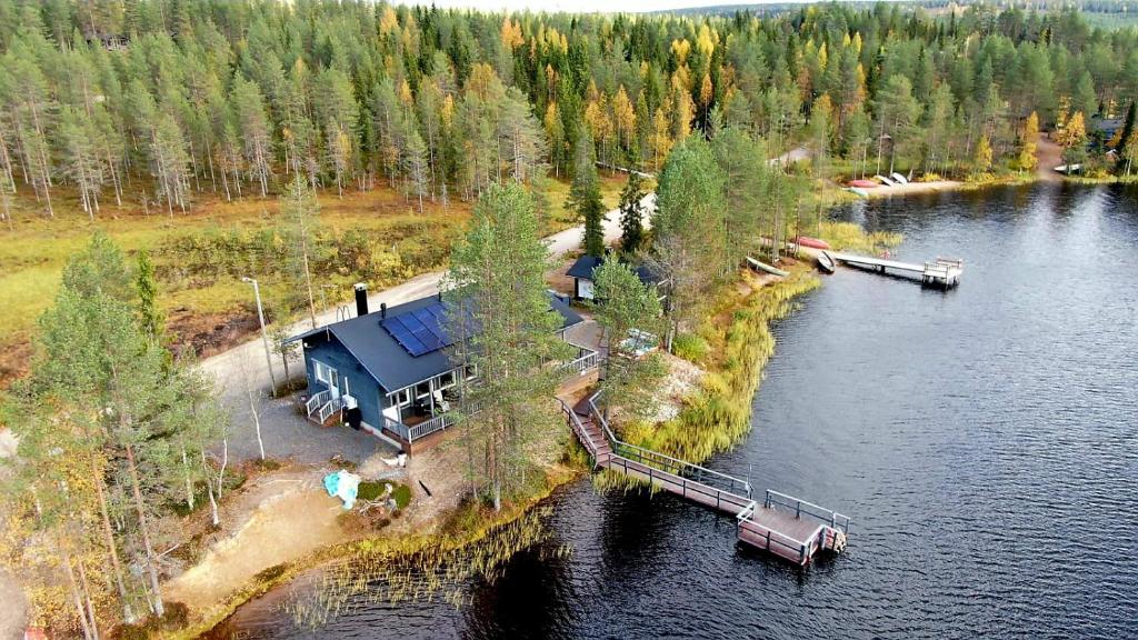 una vista aérea de una casa en una isla en un lago en Saunatupa, en Syöte