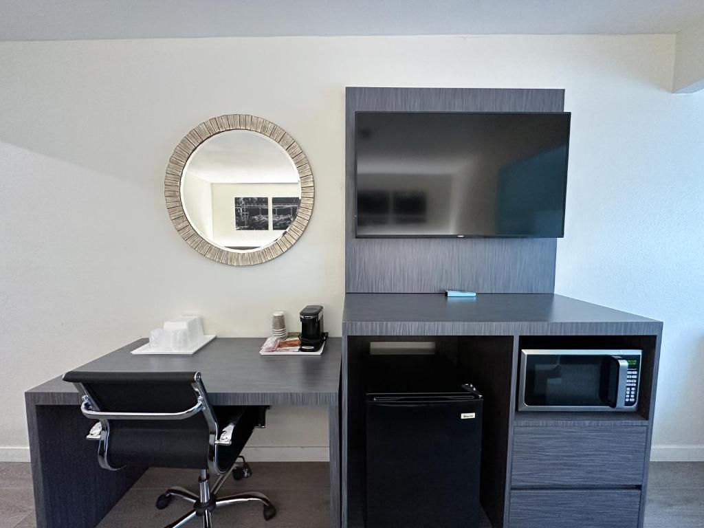 Ramada by Wyndham Anaheim Convention Center - Queen Room With Two Queen Beds And A Bunk Bed - Non-Smoking